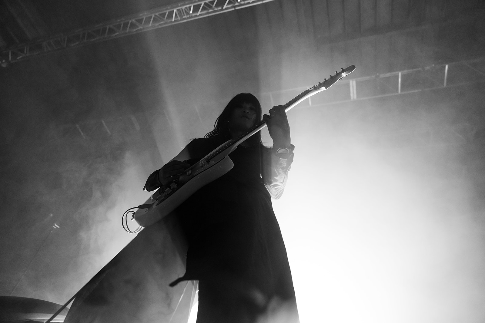 System of Mercy – silhouettes dans la fumée